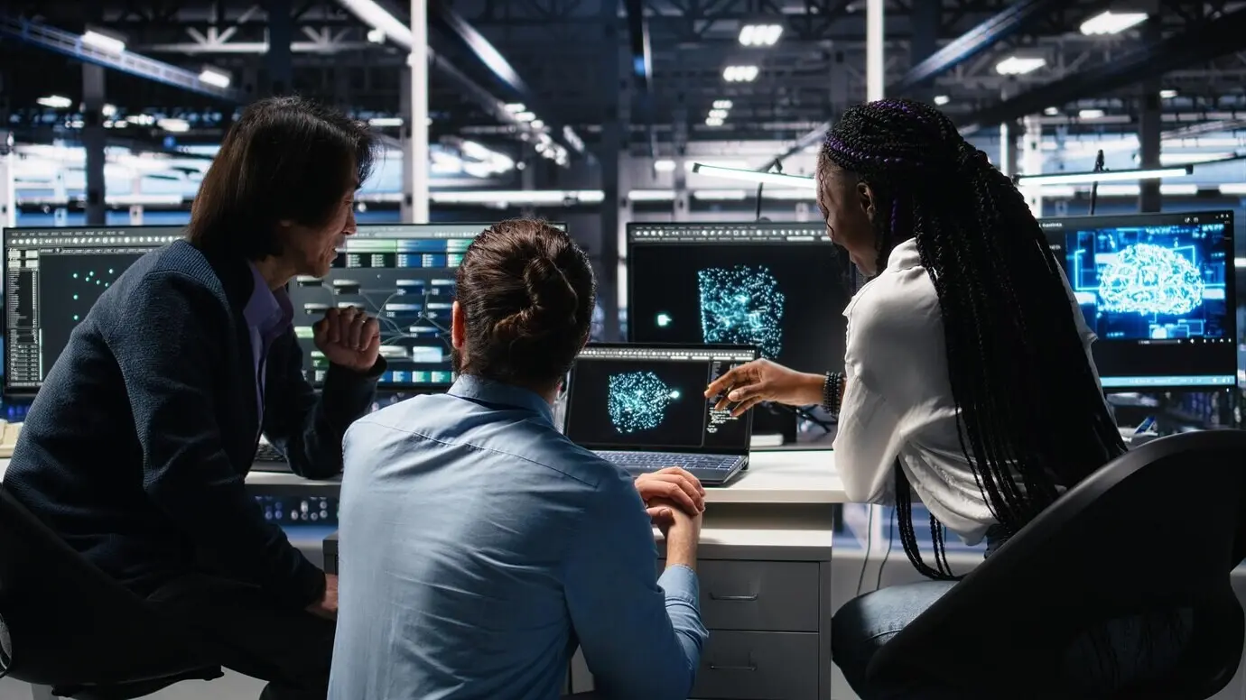 Специалисты по информатике в серверной используют ИИ для проверки диагностики инфраструктуры.